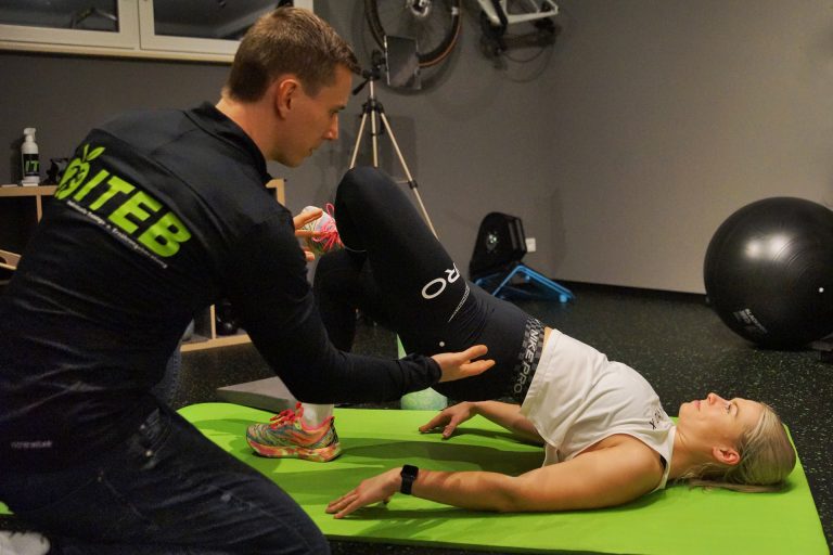 Persönliche Anleitung einer Übung auf der Trainingsmatte