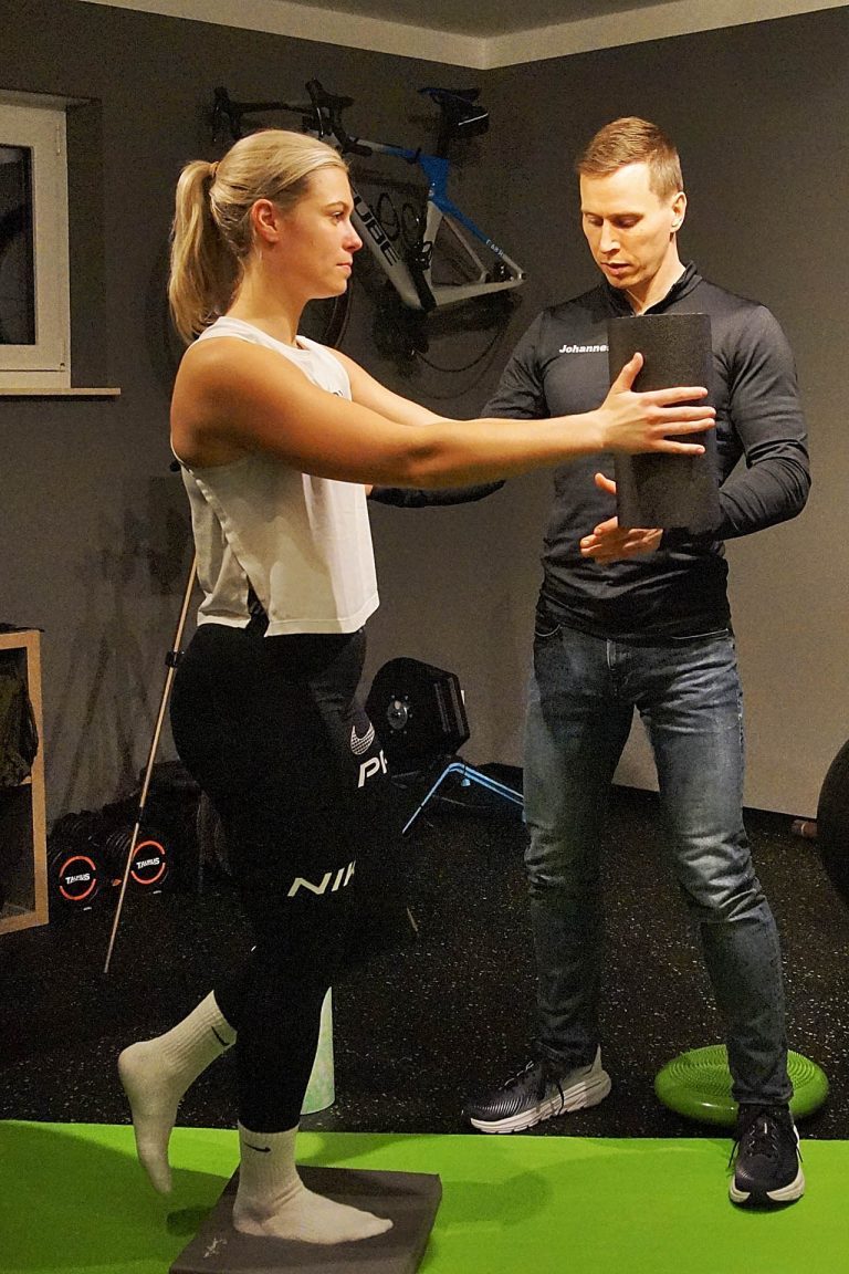 Individuelle Anleitung einer Bewegungsübung im Laufcoaching